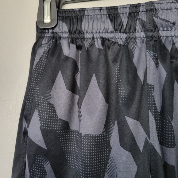 Under Armour Boys Youth Medium YMD Black Grey Pattern Basketball Shorts Active - Picture 5 of 6